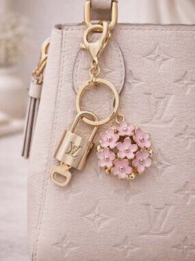 LV Authentic Gold Padlock 🔒 Key Set w/ Unbranded Keychain Flower Charm